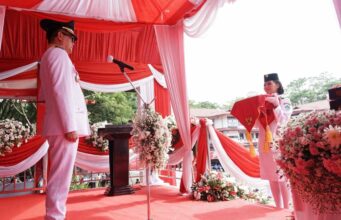 Bupati Joune Ganda Bertindak Sebagai Inspektur Upacara, HUT RI Ke-78 di Minut Sukses Digelar Foto; Bupati Serahkan Bendera Merah Putih