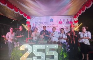 Mengenakan Pakaian Adat, Bupati Joune Ganda Penuh Sukacita Bersama Warga di HUT Desa Kaima ke-255 Tahun