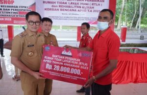 Pemulihan Ekonomi Bagi Warga Kurang Mampu dan Korban Bencana Alam Pemkab Minut Salurkan Bantuan Perbaikan Rumah Bupati Joune Ganda Secara Simbolis Serahkan Bantuan Pada Warga