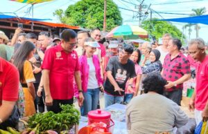 Belanja ke Pasar Ala Joune Ganda Bersama Istri Tuai Simpati Masyarakat