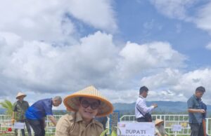 Lestarikan Lingkungan, Bupati Joune Ganda Tanam Pohon di Hari Lahir Kejaksaan di Bendungan Kuwil