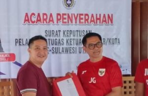 Ketua Asprov PSSI Sulut Serahkan 7 SK Plt, Joutje Dengah Nahkodai Askab Minut