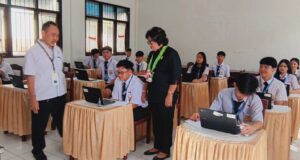 Buka Token TKA SMP Unklab, Vonny Adel Rumimpunu Motivasi Siswa Hadapi Ujian