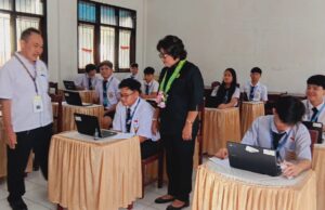 Buka Token TKA SMP Unklab, Vonny Adel Rumimpunu Motivasi Siswa Hadapi Ujian