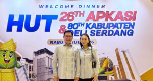 Tampil Elegan dengan Batik Deli Serdang, Joune Ganda bersama Ny Rizya Davega Hadiri Welcome Dinner HUT APKASI