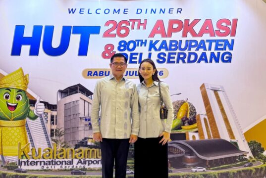 Tampil Elegan dengan Batik Deli Serdang, Joune Ganda bersama Ny Rizya Davega Hadiri Welcome Dinner HUT APKASI